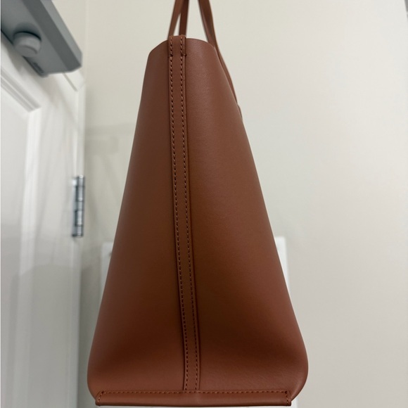 Everlane Classic Leather Tote in Chestnut Brown - Picture 6 of 8